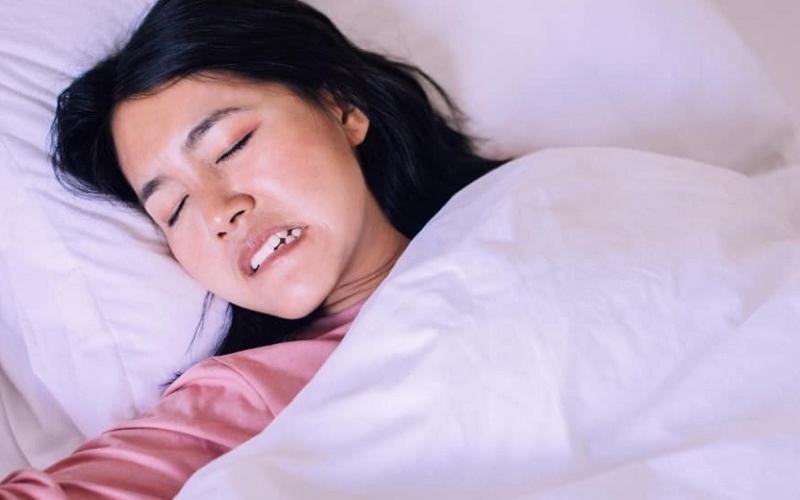 Nghiến răng khi ngủ có thể đến từ nhiều nguyên nhân khác nhau
