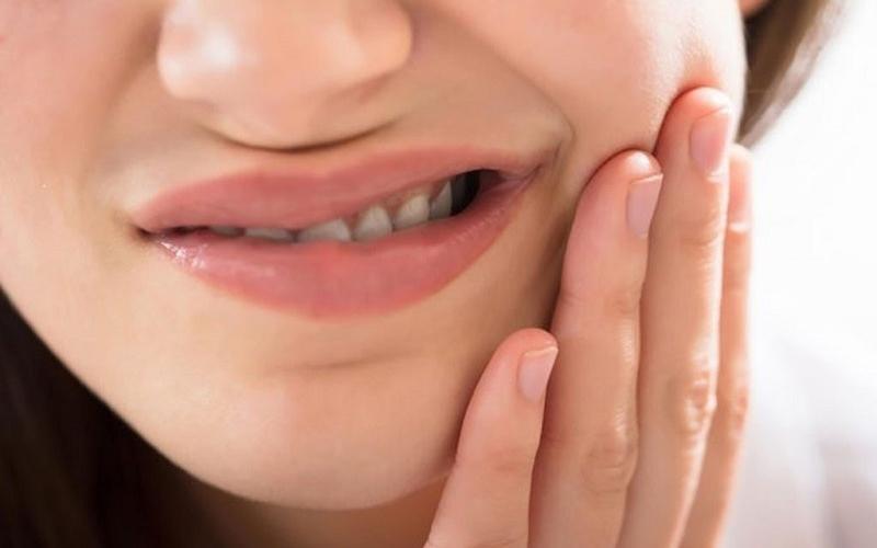 Răng khôn mọc lệch ra má gây đau nhức