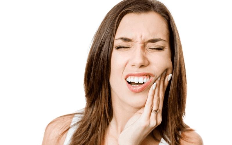 Răng sứ bị ê khi uống lạnh do nhiều nguyên nhân gây ra