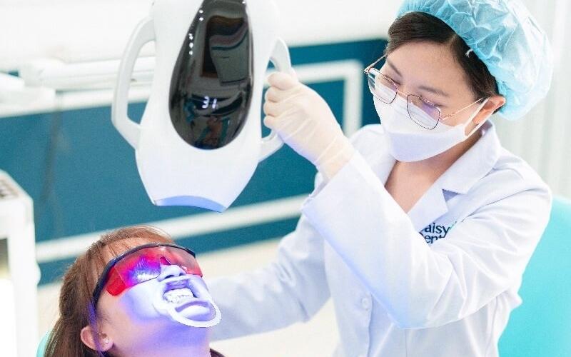 Tẩy trắng răng bằng Laser hiệu quả nhanh chóng tại nha khoa DAISY