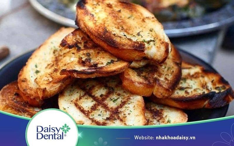 Cách làm trắng răng bằng bánh mì HIỆU QUẢ CẤP TỐC