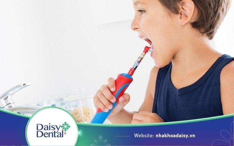 có nên dùng bàn chải điện cho bé