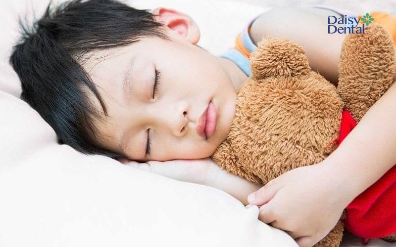 Ngủ bằng gối tàm sa hạn chế nghiến răng cho bé
