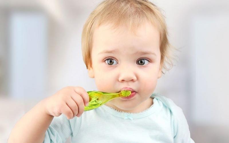 Vệ sinh răng miệng cho bé mỗi ngày để tránh bị nhiễm khuẩn gây ảnh hưởng tới nướu răng