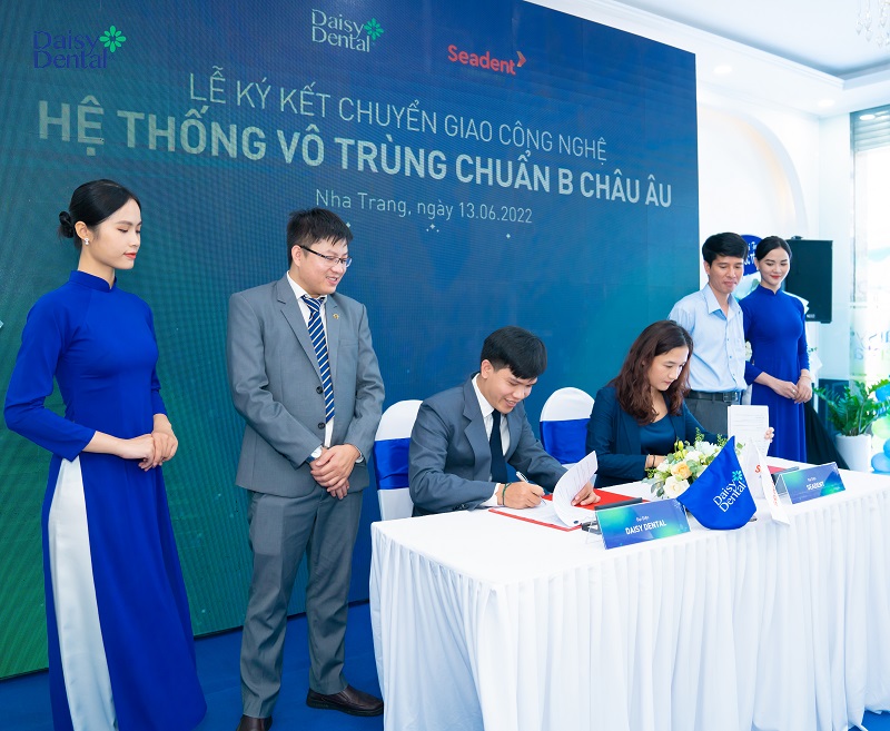 Nha khoa Quốc tế DAISY Nha Trang cũng tiến hành ký kết chuyển giao công nghệ vô trùng chuẩn Châu Âu cùng công ty Seadent.