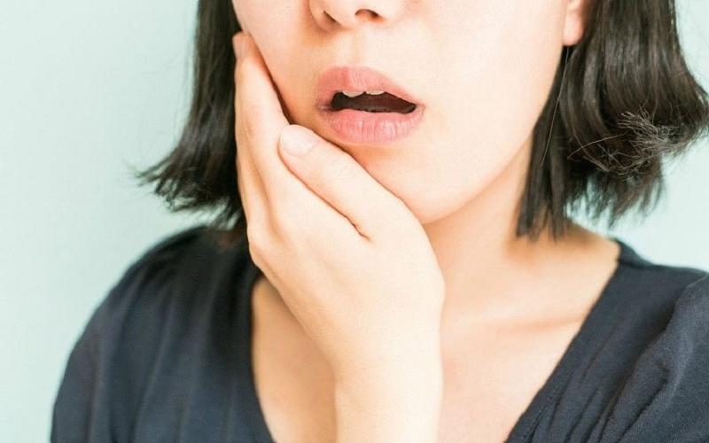 Lợi chân răng bị rách làm người bệnh có cảm giác đau đớn