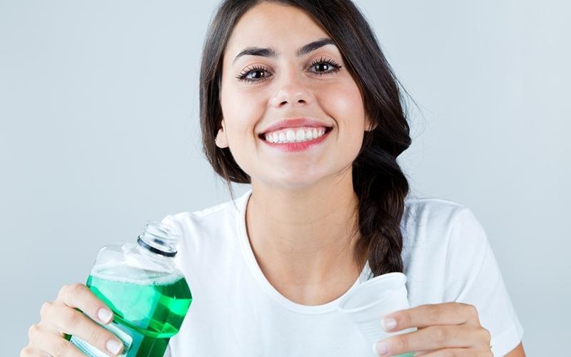 Tại sao nên sử dụng nước súc miệng để loại bỏ cao răng?