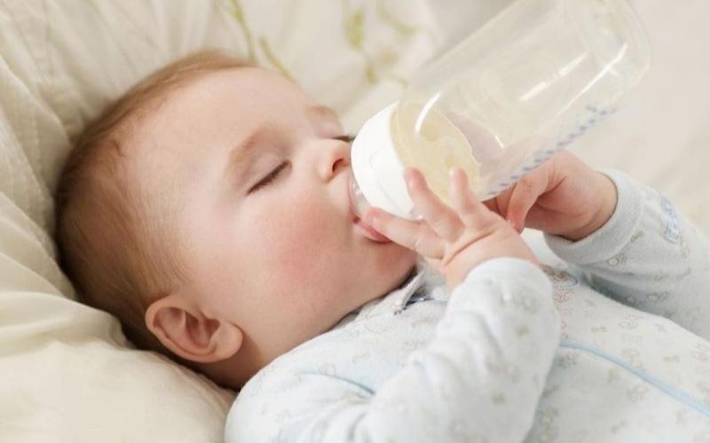 Cho bé uống đủ 500 - 800ml sữa mỗi ngày giúp phát triển hệ xương, răng và thúc đẩy răng mọc lên