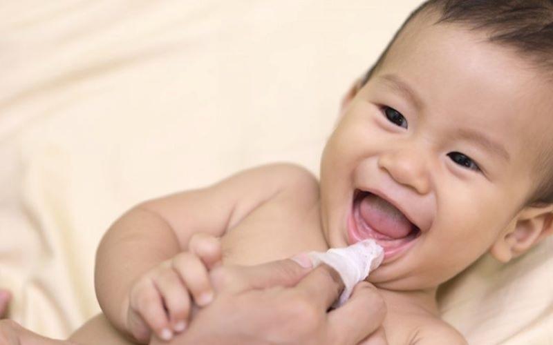 Vệ sinh răng miệng sạch sẽ giúp cho quá trình mọc răng của bé diễn ra thuận tiện hơn