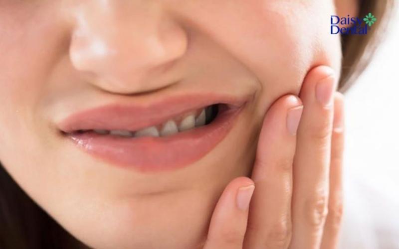 Nếu đang mắc bệnh lý răng miệng, cần cân nhắc áp dụng làm trắng răng bằng giấm