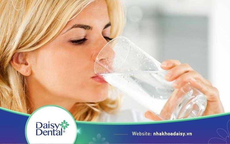 Súc miệng bằng nước muối có làm trắng răng không