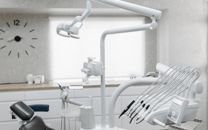 Trang thiết bị hiện đại giúp quá trình nhổ răng thực hiện nhanh chóng