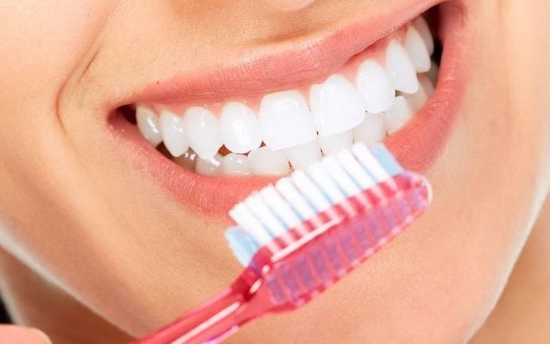 Sau khi lấy cao răng nên đánh răng ít nhất 2 lần/ngày