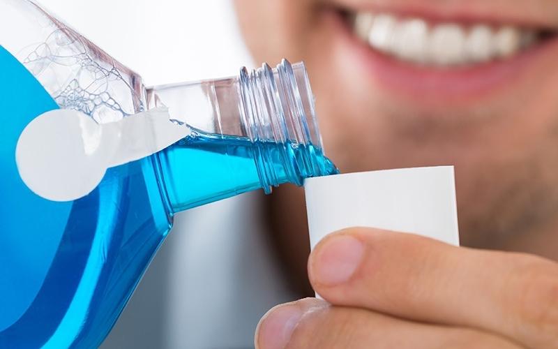 Nước súc miệng có fluoride giúp hạn chế sự hình thành của vi khuẩn