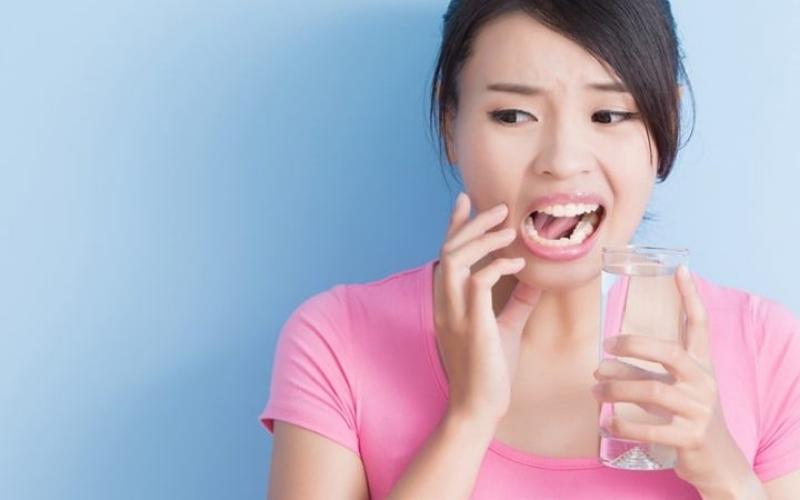 Dịch vụ lấy cao răng giá rẻ có thể khiến bạn bị đau, ê nhức răng