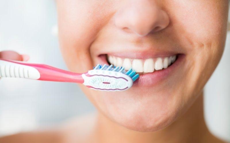 Sử dụng bàn chải lông mềm để làm sạch răng