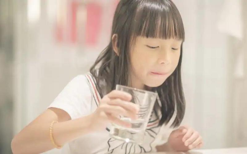 Súc miệng bằng nước muối sinh lý giúp cải thiện viêm lợi trùm ở trẻ