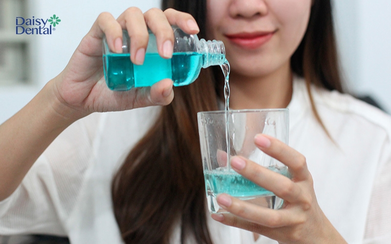 Sử dụng nước súc miệng để sát khuẩn