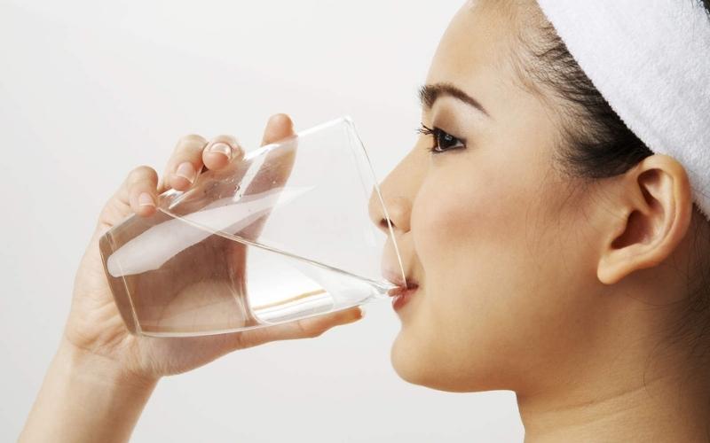 Súc miệng bằng nước muối giúp hạn chế tình trạng đau họng sau khi nhổ răng khôn