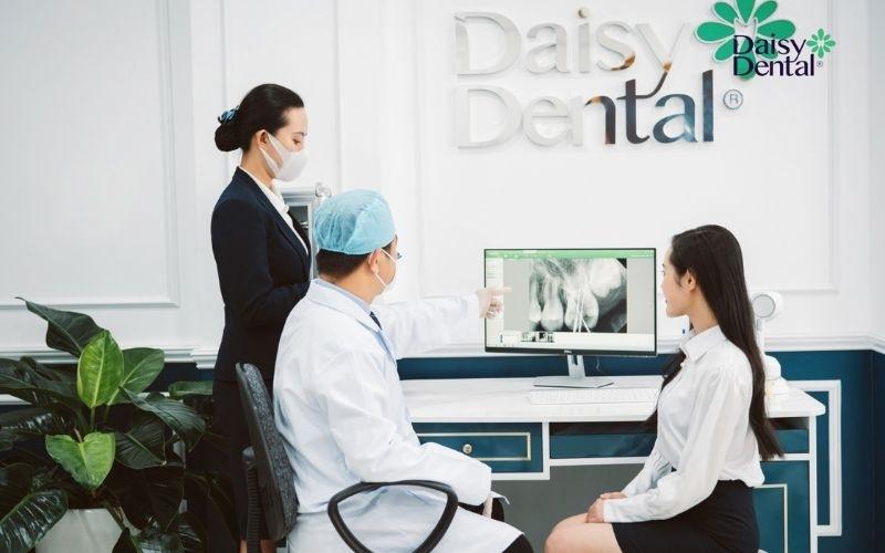 Bác sĩ tại Nha khoa DAISY đang tư vấn cho khách hàng về phương pháp nhổ răng khôn
