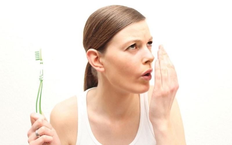 Vôi răng đỏ có thể gây ra nhiều mùi hôi khó chịu trong khoang miệng