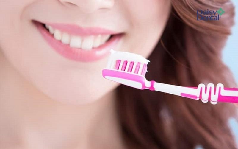 Lựa chọn kem đánh răng dành cho răng sứ phù hợp lứa tuổi của người sử dụng