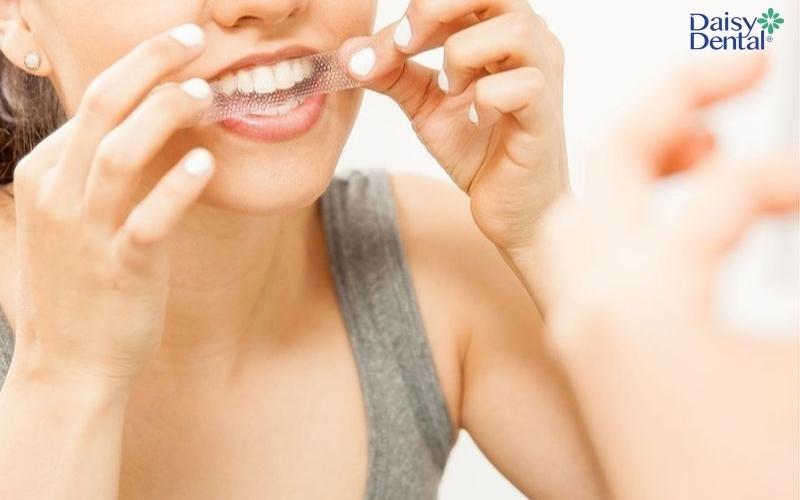 Nếu dùng miếng dán trắng răng không đúng cách có thể gây biến chứng nguy hiểm