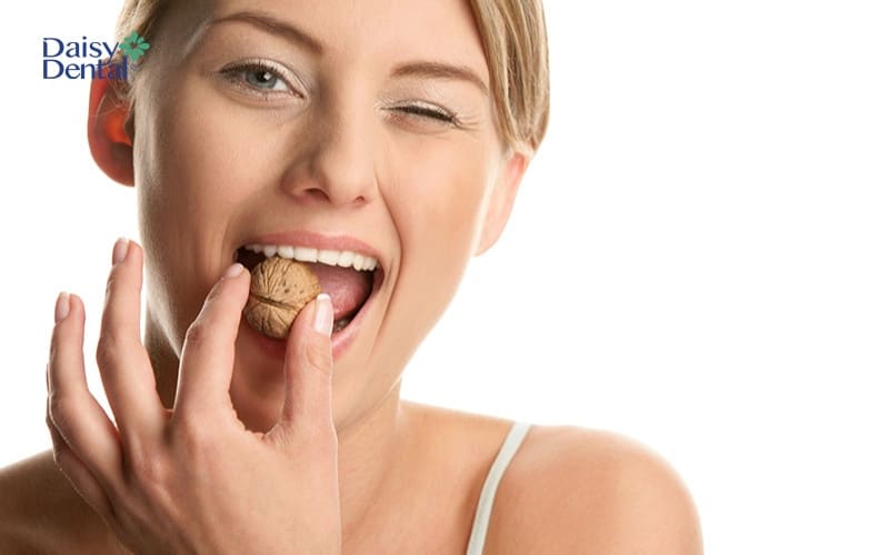 Khi ăn những thực phẩm quá cứng cũng có thể khiến răng Implant hư hại