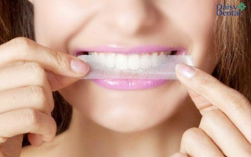 Miếng tẩy trắng răng chứa hydrogen peroxide giúp răng trắng sáng hơn