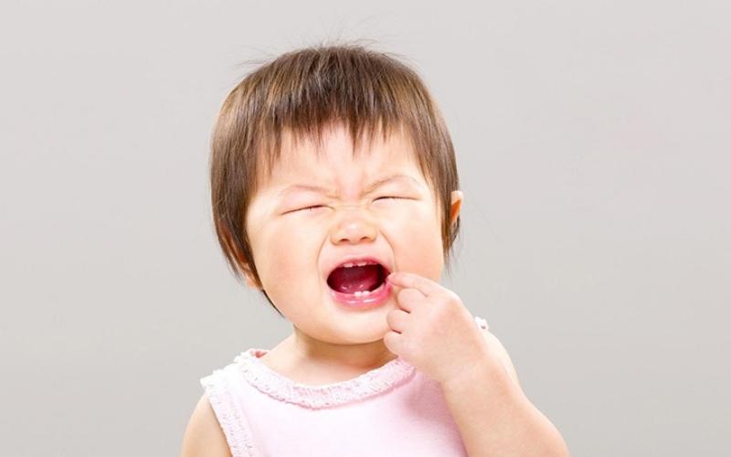 Trẻ bị đau răng do lớp men răng bị mòn
