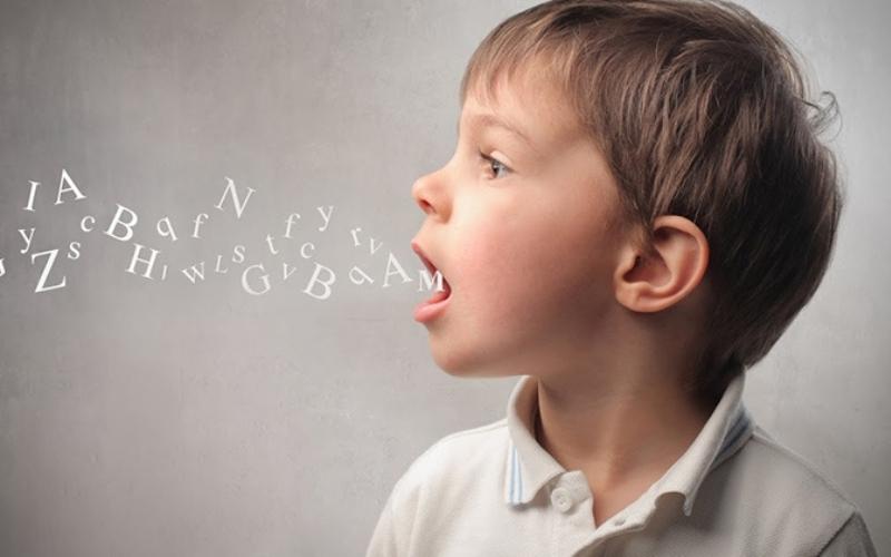 Răng sữa mọc lệch có thể cản trở khả năng phát âm của trẻ