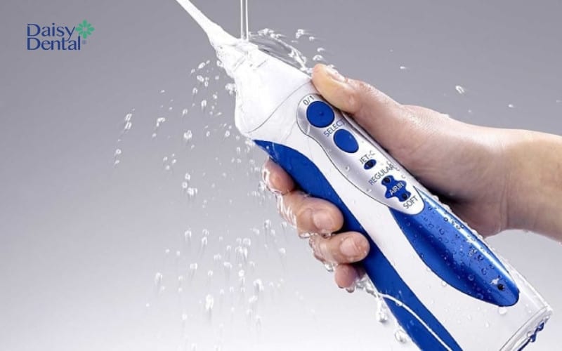Sử dụng máy tăm nước để giúp làm sạch những mảng bám còn sót lại trên răng