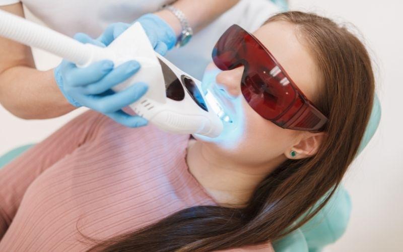 Đến nha khoa điều trị là cách khắc phục răng bị vàng hiệu quả nhất