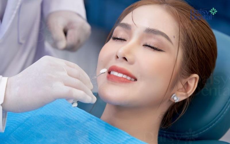 Bọc răng sứ là phương pháp được nhiều người lựa chọn để có nụ cười đẹp hơn