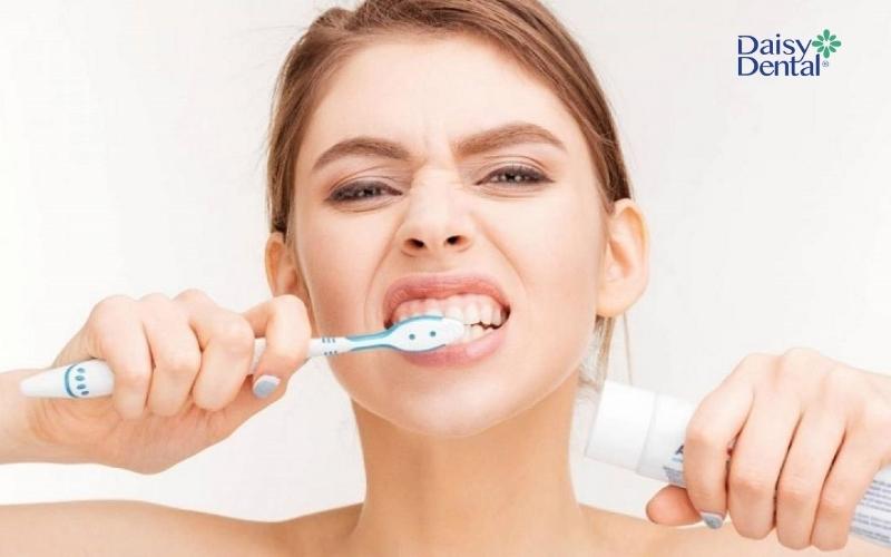 Chải răng quá mạnh có thể gây ra tụt lợi chân răng
