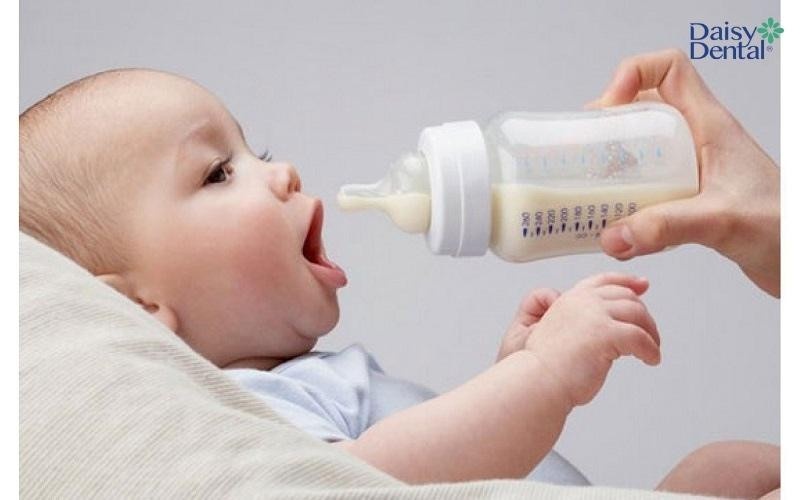 Dùng bình để bé bị dính thắng môi dễ uống sữa hơn