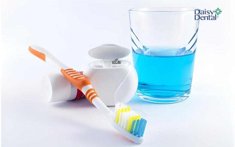 Chỉ nha khoa và dung dịch súc miệng chuyên dụng giúp làm mềm một phần vôi răng