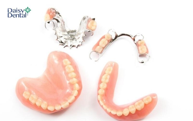 Răng giả tháo lắp thường được sử dụng ở người lớn tuổi