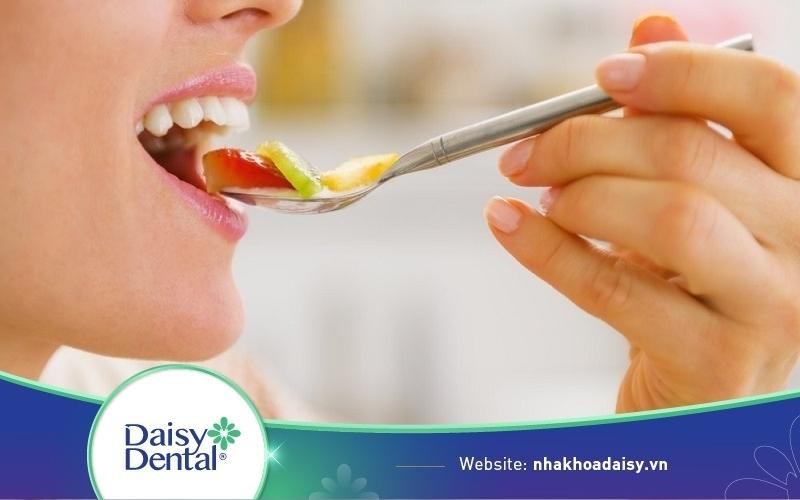 Mặt lệch bên trái thì nhai bên nào