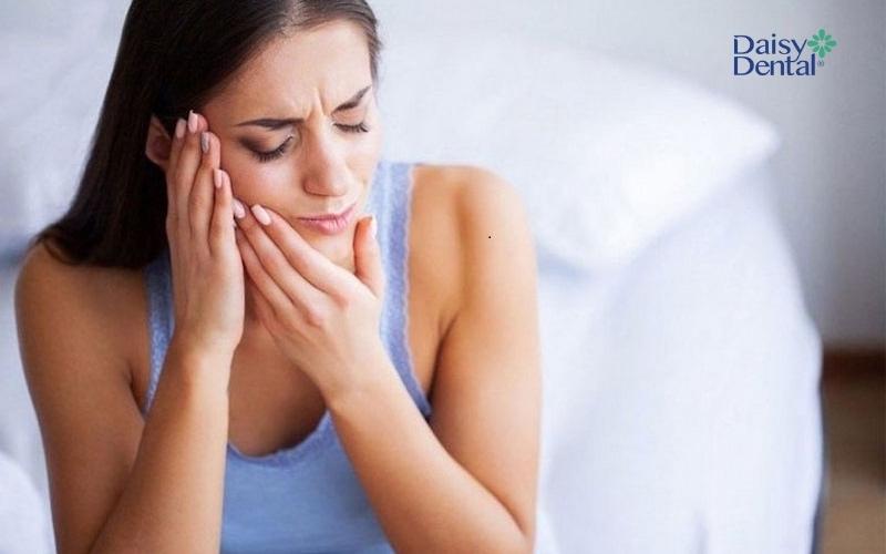 Tự làm răng nanh dài ra tại nhà có thể dẫn đến nhiều hệ quả xấu