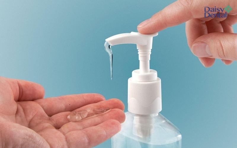 Cần vệ sinh tay thật sạch trước và sau khi sử dụng miếng dán