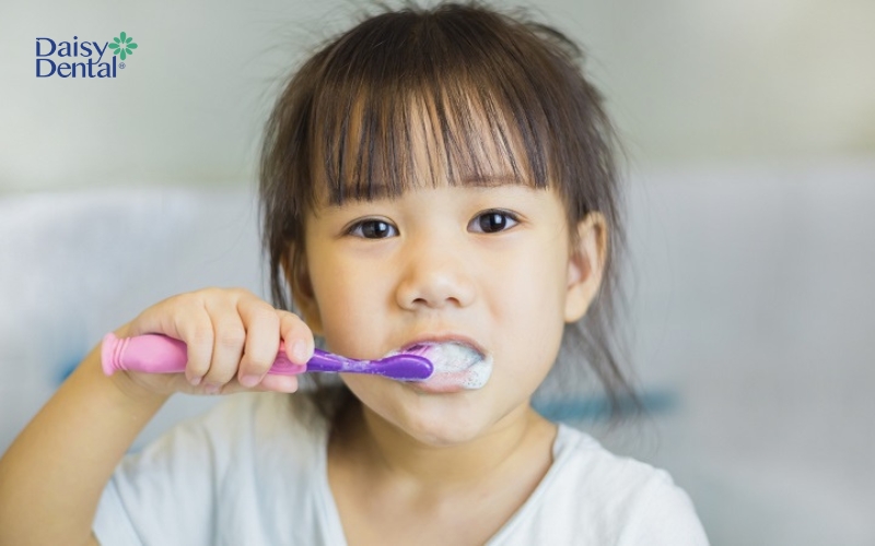 Nhắc bé từ 2 - 5 tuổi vệ sinh răng đều đặn 2 lần/ngày