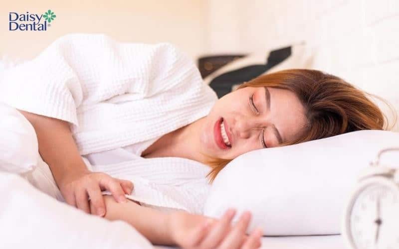 Phụ nữ ngủ hay nghiến răng thường có cuộc sống vất vả