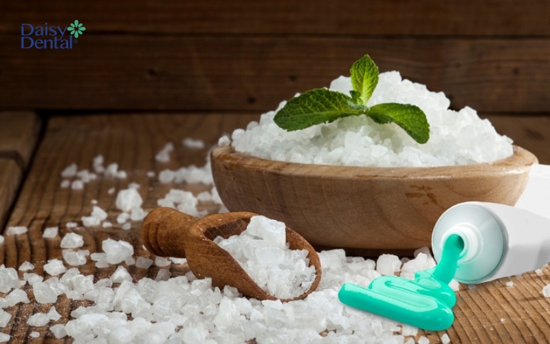 Sử dụng muối cùng kem đánh răng để khoang miệng được vệ sinh triệt để