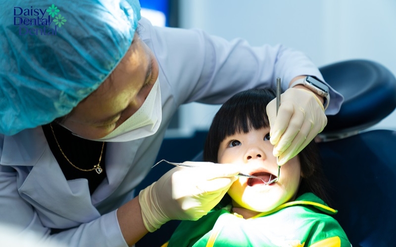 Đưa con đến nha khoa để thăm khám sức khỏe răng miệng định kỳ