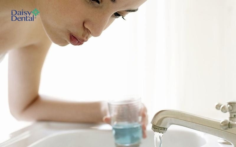 Bạn nên vệ sinh khoang miệng và loại bỏ mảng bám bằng nước súc miệng