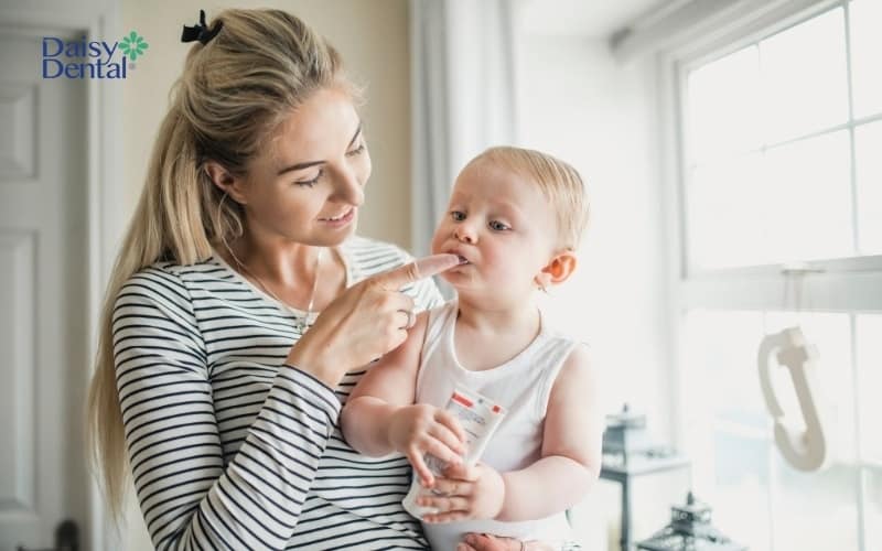 Phụ huynh cần chú ý đến việc vệ sinh răng miệng khi nhận thấy bé sắp mọc răng sữa