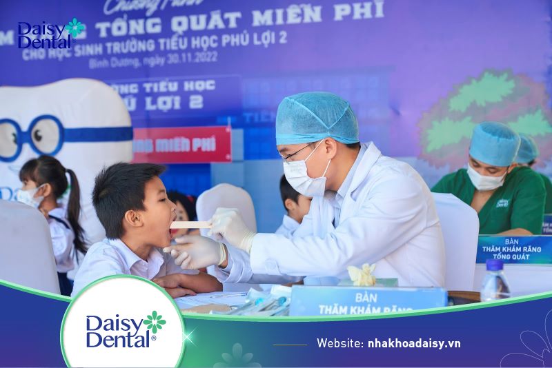 Nha khoa Quốc tế DAISY tổ chức khám răng miễn phí cho học sinh trường Tiểu học Phú Lợi 2 