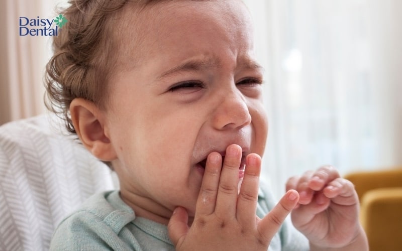Trẻ mọc răng sớm do thừa canxi thường hay khó chịu, quấy khóc do đau cơ, xương