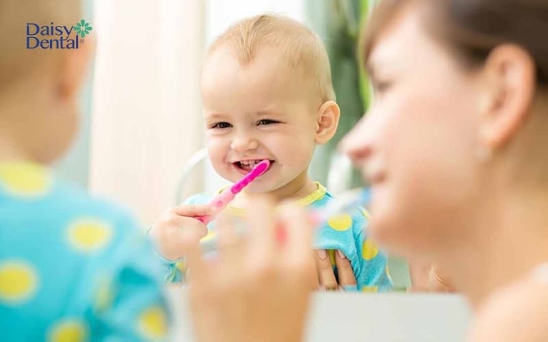Dùng kem đánh răng riêng cho bé giúp ngăn ngừa tình trạng men răng bị mài mòn